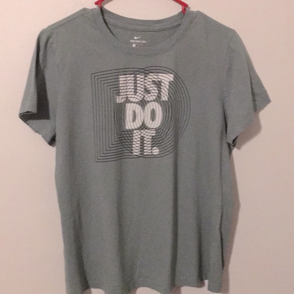 Grey/Green nike t shirt
